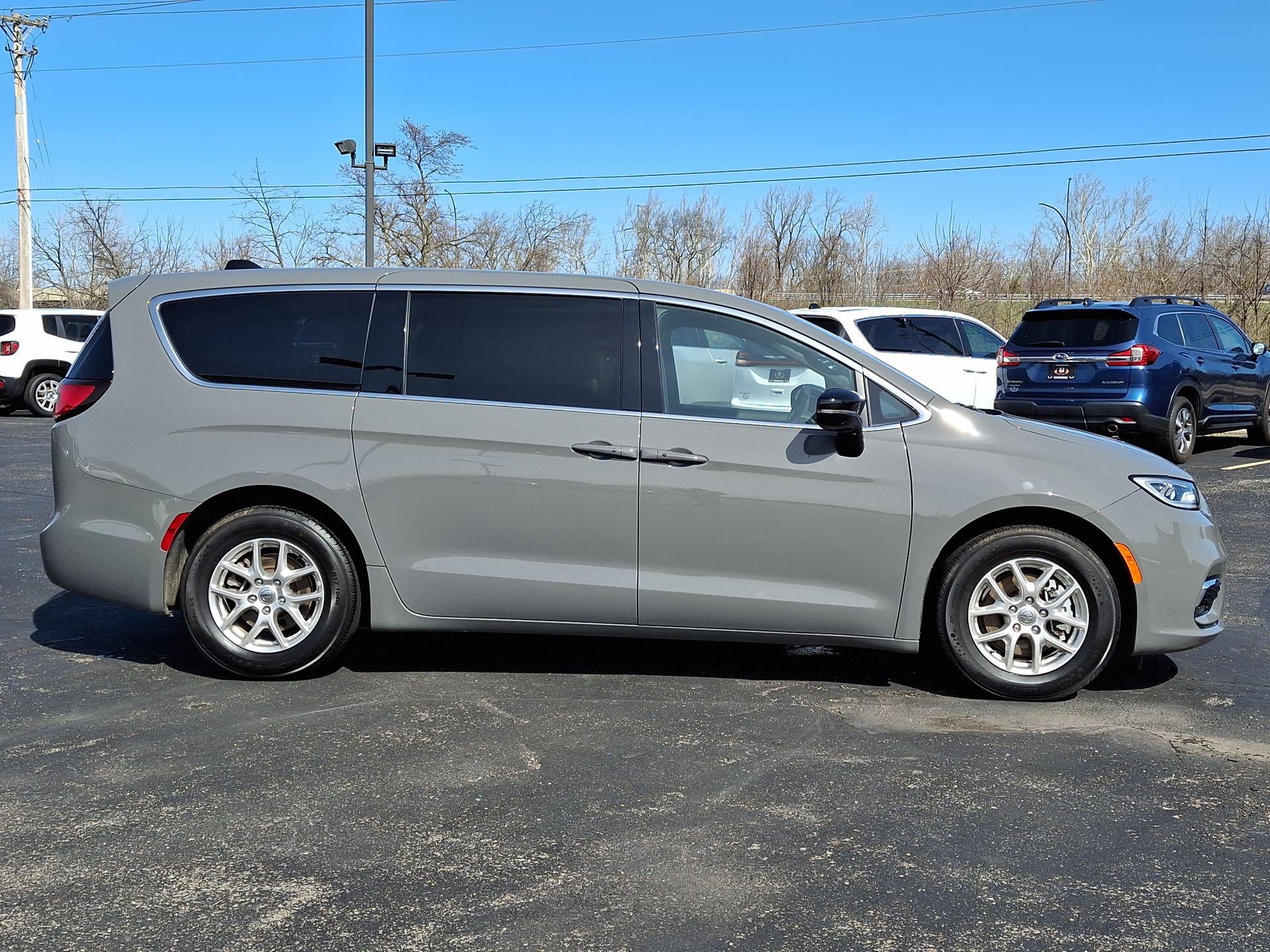 2025 Chrysler Pacifica Select