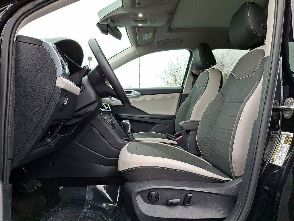 2025 Volkswagen Taos SE FWD