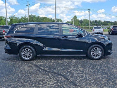 2023 Toyota Sienna LE FWD 8-Passenger (Natl)